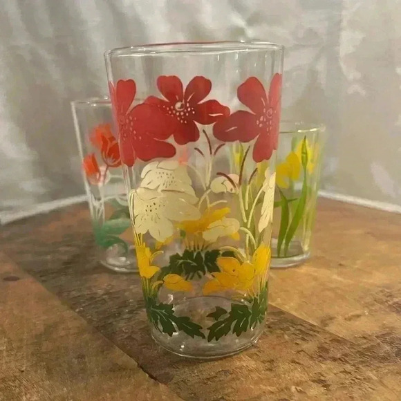 Vintage Set of 3 Mismatched Floral  Drinking Glasses - Picture 2 of 3